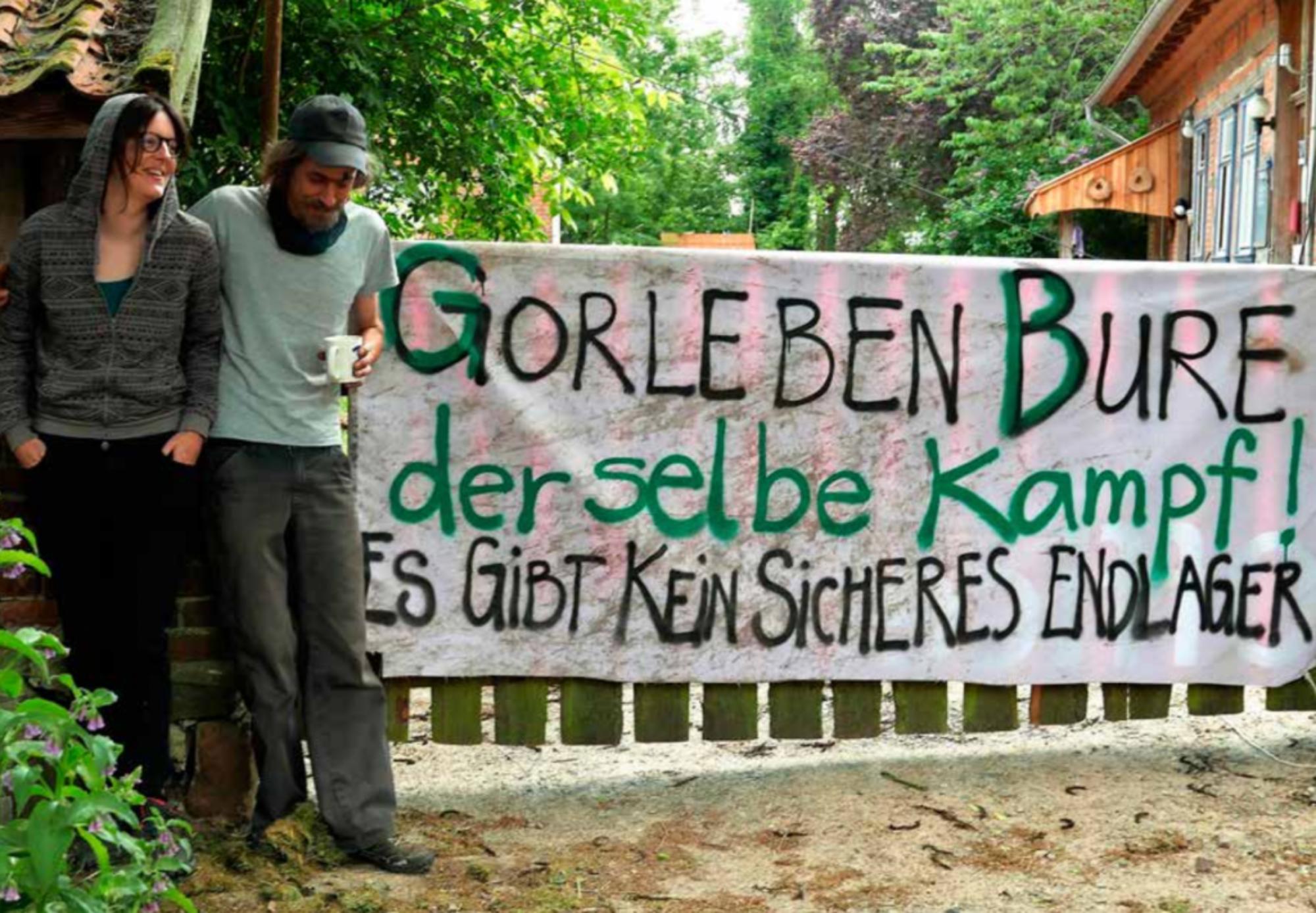 33 Días de Utopía viaja a la ocupación del vertedero antinuclear de Bure en Francia. La pancarta dice: "Gorleben Bure, la misma lucha. No existe un depósito seguro". Fuente: Beyond Nuclear International